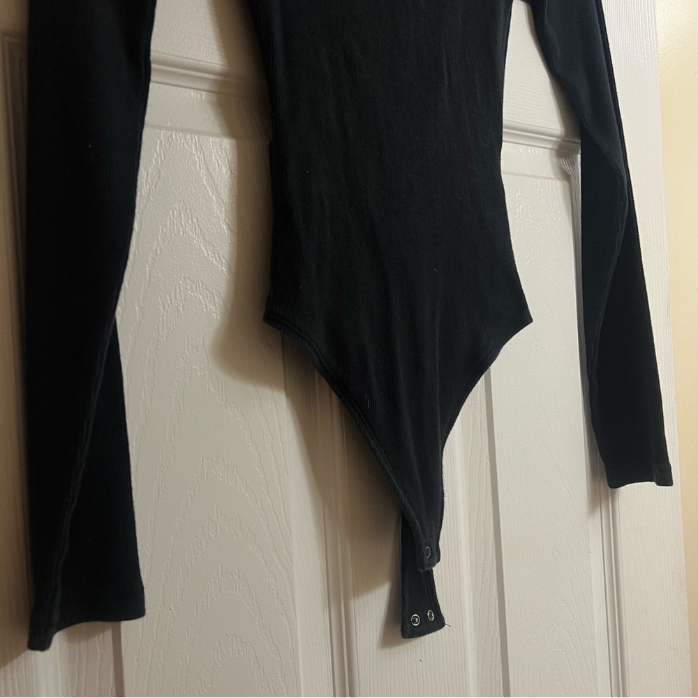 A&F Ribbed Crewneck Long-Sleeve Bodysuit Black - Picture 4 of 8